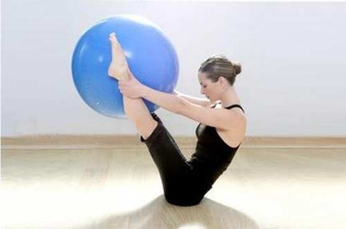 如何利用瑜伽球锻炼颈椎