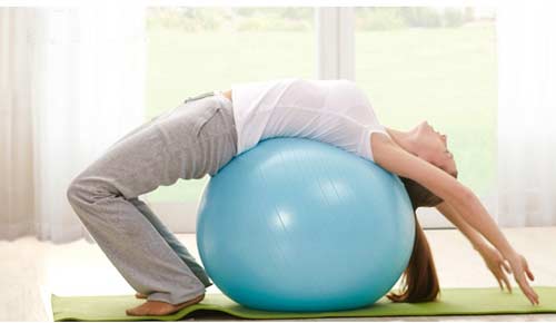 如何利用瑜伽球锻炼颈椎