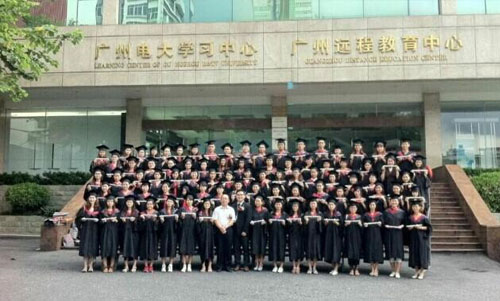 佰平分校教务处李晓媚老师为2015秋同学进行新生学前教育，毕业生统一进行毕业照拍摄。