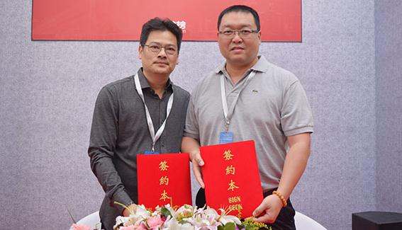 瀚达汽修学院庞朝晖院长（右）与车神榜CEO赖子彬（左）进行合作签约仪式