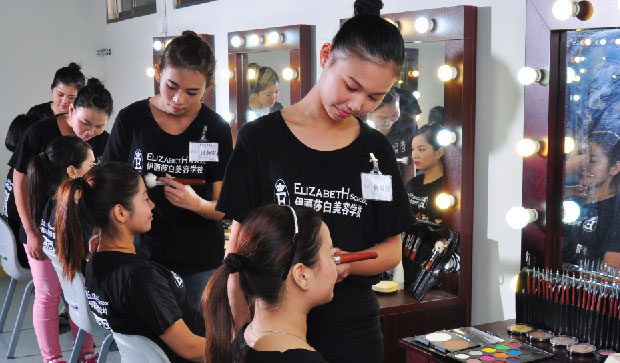 南海化妆培训学校-伊丽莎白化妆班学员正在给同学化妆