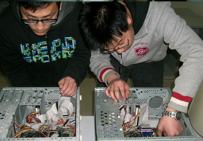 上海非凡电脑组装组网全科班学员课堂实操现场