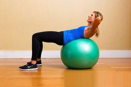 腿夹瑜伽球锻炼方法