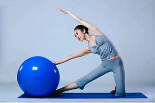 怎样用瑜伽球练腰背肌