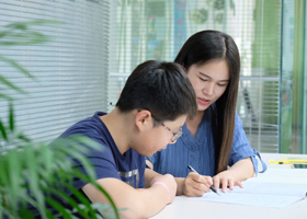 鄭州雅思培訓輔導老師與學員圖片