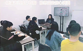 學(xué)員認(rèn)真聽課場景