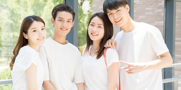 具有一定法語(yǔ)基礎(chǔ)，想經(jīng)過(guò)法語(yǔ)外教口語(yǔ)的學(xué)習(xí)，提高自己的聽(tīng)說(shuō)等實(shí)際運(yùn)用法語(yǔ)的能力的學(xué)員