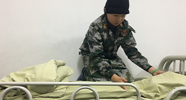 學員整理床鋪