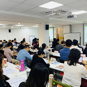 學員做筆記