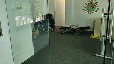 ?？谧踊鸾逃? /> 
	</div>
</div>
<br />
</div>
          <div><p><b>課程背景</b></p>
<p>海口考<a href='http://www.abtbt.com.cn/kc/cs2292_px102/' target='_blank'><u>雅思</u></a>培訓(xùn)是?？诘貐^(qū)一家專門為學(xué)生提供雅思考試輔導(dǎo)的培訓(xùn)機(jī)構(gòu)。作為國(guó)際<a href='http://www.abtbt.com.cn/kc/cs2292_px87/' target='_blank'><u>英語</u></a>語言測(cè)試體系的重要組成部分，雅思考試在海口地區(qū)的人才選拔、留學(xué)申請(qǐng)等方面具有重要影響力。為了幫助學(xué)生順利通過雅思考試，提高他們的英語水平，海口考雅思培訓(xùn)提供了一系列專業(yè)的課程。</p>
<p><b>課程特色</b></p>
<p>1. VIP一對(duì)一輔導(dǎo)：根據(jù)學(xué)生的實(shí)際情況和需求，為每個(gè)學(xué)生量身定制學(xué)習(xí)計(jì)劃，確保個(gè)性化的學(xué)習(xí)效果。</p>
<p>2. 全真模擬考試：提供多場(chǎng)模擬考試，幫助學(xué)生熟悉考試形式和流程，提升應(yīng)試能力。</p>
<p>3. 專業(yè)師資團(tuán)隊(duì)：擁有一支經(jīng)驗(yàn)豐富、教學(xué)經(jīng)驗(yàn)全面的師資隊(duì)伍，能夠有效指導(dǎo)學(xué)生掌握雅思考試的技巧和策略。</p>
<p>4. 高效精講精練：根據(jù)考試大綱和真題特點(diǎn)，針對(duì)性講解考點(diǎn)，引導(dǎo)學(xué)生掌握解題技巧和策略。</p>
<p>5. 優(yōu)質(zhì)學(xué)習(xí)環(huán)境：提供舒適的學(xué)習(xí)環(huán)境，且小班授課，保證每位學(xué)生都能得到充分的關(guān)注和指導(dǎo)。</p>
<p><b>課程目標(biāo)</b></p>
<p>1. 幫助學(xué)生全面提高英語水平，尤其在聽、說、讀、寫方面的應(yīng)試能力。</p>
<p>2. 通過系統(tǒng)學(xué)習(xí)和實(shí)踐，使學(xué)生掌握雅思考試的技巧和策略，提升應(yīng)試的成功率。</p>
<p>3. 培養(yǎng)學(xué)生批判性思維和解題能力，提升學(xué)生的學(xué)術(shù)素養(yǎng)和綜合能力。</p>
<p><b>學(xué)習(xí)對(duì)象</b></p>
<p>1. 準(zhǔn)備留學(xué)的學(xué)生，需要通過雅思考試來滿足學(xué)校的語言要求。</p>
<p>2. 已經(jīng)工作或在讀的學(xué)生，想要通過雅思考試提升自身競(jìng)爭(zhēng)力。</p>
<p>3. 對(duì)英語感興趣的學(xué)生，想要通過雅思考試來檢驗(yàn)自己的英語水平。</p>
<p><b>課程內(nèi)容</b></p>
<p>1. 英語基礎(chǔ)階段：鞏固英語語法知識(shí)，提高詞匯量和閱讀能力。</p>
<p>2. 聽力訓(xùn)練階段：培養(yǎng)學(xué)生聽力理解能力，提高應(yīng)對(duì)各種聽力題型的能力。</p>
<p>3. 口語表達(dá)階段：提高學(xué)生口語流利度和表達(dá)能力，訓(xùn)練口語考試的技巧。</p>
<p>4. 閱讀理解階段：學(xué)習(xí)提取關(guān)鍵信息、理解單詞和句子的思維方式，提高閱讀能力和解題能力。</p>
<p>5. 寫作技巧階段：講授學(xué)術(shù)寫作技巧，練習(xí)各種寫作題型。</p>
<p><b>師資力量</b></p>
<p>?？诳佳潘寂嘤?xùn)擁有一支經(jīng)驗(yàn)豐富、教學(xué)經(jīng)驗(yàn)全面的師資隊(duì)伍。他們不僅精通雅思考試，而且對(duì)教學(xué)方法和技巧有獨(dú)到的見解和經(jīng)驗(yàn)，能夠很好地指導(dǎo)學(xué)生。</p>
<p><b>教學(xué)質(zhì)量</b></p>
<p>海口考雅思培訓(xùn)以學(xué)生的提高為中心，嚴(yán)格執(zhí)行教學(xué)計(jì)劃，根據(jù)學(xué)生的學(xué)習(xí)情況進(jìn)行個(gè)性化輔導(dǎo)。通過及時(shí)的評(píng)估和反饋，幫助學(xué)生及時(shí)調(diào)整學(xué)習(xí)策略，確保學(xué)習(xí)效果。</p>
<p><b>服務(wù)水平</b></p>
<p>?？诳佳潘寂嘤?xùn)注重為學(xué)生提供優(yōu)質(zhì)服務(wù)。學(xué)生可以隨時(shí)聯(lián)系在線客服，預(yù)約免費(fèi)體驗(yàn)課。學(xué)校提供舒適的學(xué)習(xí)環(huán)境，為學(xué)生提供良好的學(xué)習(xí)體驗(yàn)。</p>
<p><b>學(xué)習(xí)時(shí)長(zhǎng)</b></p>
<p>學(xué)習(xí)時(shí)長(zhǎng)根據(jù)學(xué)生的需求和實(shí)際情況而定，一般可以選擇短期班或長(zhǎng)期班。學(xué)生可以根據(jù)自己的情況選擇適合的學(xué)習(xí)時(shí)長(zhǎng)。</p>
<p><b>收費(fèi)范圍</b></p>
<p>價(jià)格根據(jù)學(xué)習(xí)時(shí)長(zhǎng)和課程內(nèi)容的復(fù)雜程度而定，一般范圍在6000-25000元。具體費(fèi)用可根據(jù)實(shí)際情況到校咨詢。</p>
<p><b>學(xué)習(xí)收獲</b></p>
<p>通過海口考雅思培訓(xùn)的學(xué)習(xí)，學(xué)生能夠全面提高英語水平，熟練掌握雅思考試的技巧和策略。順利通過雅思考試后，學(xué)生可以申請(qǐng)更多的留學(xué)機(jī)會(huì)，提升自身的競(jìng)爭(zhēng)力。</p>
<p><b>總結(jié)</b></p>
<p>以上信息僅供參考，實(shí)際情況以到校咨詢?yōu)闇?zhǔn)。若您有任何疑問，可隨時(shí)聯(lián)系在線客服，預(yù)約免費(fèi)體驗(yàn)課。?？诳佳潘寂嘤?xùn)致力于為學(xué)生提供專業(yè)的雅思考試輔導(dǎo)，幫助學(xué)生順利實(shí)現(xiàn)英語學(xué)習(xí)目標(biāo)。</p>
</div>
        </div>
        <!-- 授課機(jī)構(gòu) -->
        <div   id=