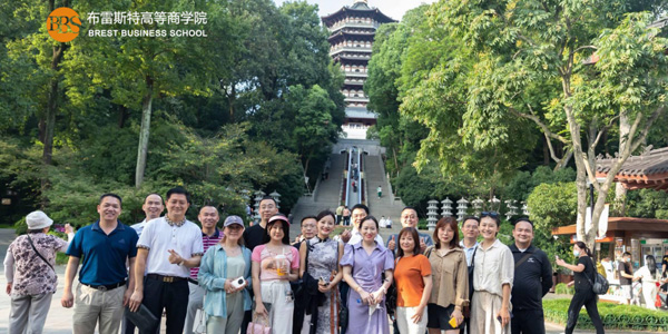 布雷斯特高等商學(xué)院學(xué)員合影