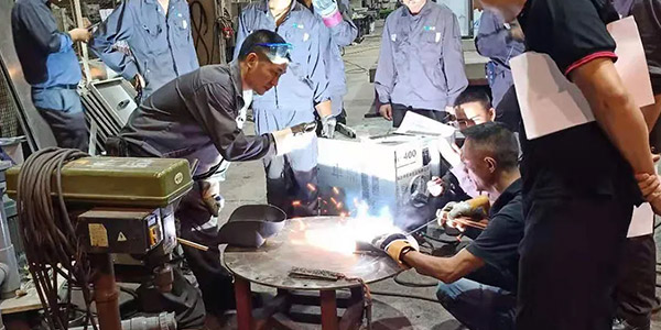 焊工實(shí)操現(xiàn)場(chǎng)