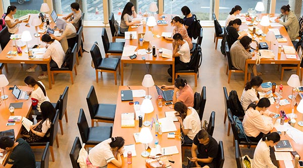 學習中的大學生