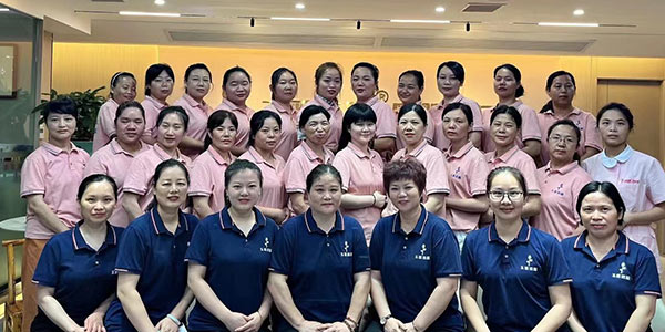 產(chǎn)后護理師生合影