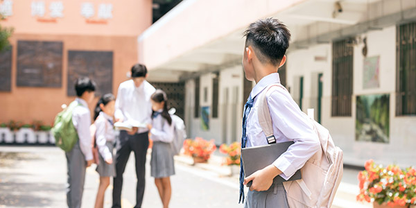 青少年虛心向老師請(qǐng)教