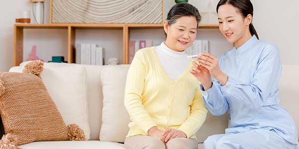 給老人量體溫
