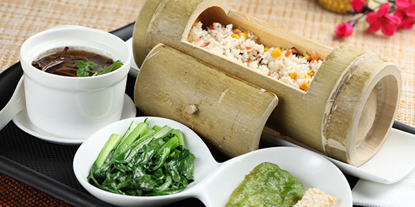 竹筒飯?zhí)撞? /> 
</p>
<p>
	<strong>【課程內(nèi)容】：</strong> 
</p>
<p>
	<strong>1、主菜：</strong>萵筍臘肉竹桶飯、湘味魚塊竹桶飯、四喜豆腐竹桶飯、剁椒排骨竹桶飯、煙筍臘肉竹桶飯、香辣豆豉雞竹桶飯、青豆牛肉絲竹桶飯、青菜香菇竹筒飯、鮮魷肚條竹桶飯、香菇滑雞竹桶飯、野生菌肉絲竹桶飯、香腸竹筒飯、味菜豬肚竹筒飯等。
</p>
<p>
	<strong>2、配菜&靚湯：</strong>煎荷包蛋或半邊咸鴨蛋、特色泡菜、冬瓜龍骨湯、排骨海帶湯。
</p>
<p>
	<strong>【課程優(yōu)勢】：</strong> 
</p>
<p>
	<strong>1、多樣化配方：</strong>提供多種竹筒飯的配方和口味選擇，滿足不同學(xué)員的需求和口味偏好。
</p>
<p>
	<strong>2、持續(xù)更新：</strong>根據(jù)市場變化和學(xué)員反饋，不斷更新和優(yōu)化課程內(nèi)容，確保學(xué)員能夠?qū)W習(xí)到較新的竹筒飯制作技術(shù)和經(jīng)營理念。
</p>
<p>
	<strong>3、個性化指導(dǎo)：</strong>老師能夠針對每個學(xué)員的特點和需求進行個性化的指導(dǎo)，確保學(xué)員能夠取得更好的學(xué)習(xí)效果。
</p>
<p>
	<strong>【課程目標(biāo)】：</strong> 
</p>
<p>
	1、讓學(xué)員深入了解竹筒飯的歷史、文化和傳統(tǒng)，培養(yǎng)對傳統(tǒng)文化的興趣和尊重。
</p>
<p>
	2、讓學(xué)員掌握竹筒飯的基本制作方法和技巧，包括原料準備、竹筒選擇、烹飪步驟等。
</p>
<p>
	3、讓學(xué)員學(xué)會處理各種肉類及青菜類原料，掌握竹筒飯各種菜的制作技術(shù)。
</p>
<p>
	4、讓學(xué)員熟練掌握竹筒飯各種飯的特殊加工過程，如火候控制、調(diào)味技巧等。
</p>
<p style=