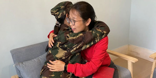 母女擁抱