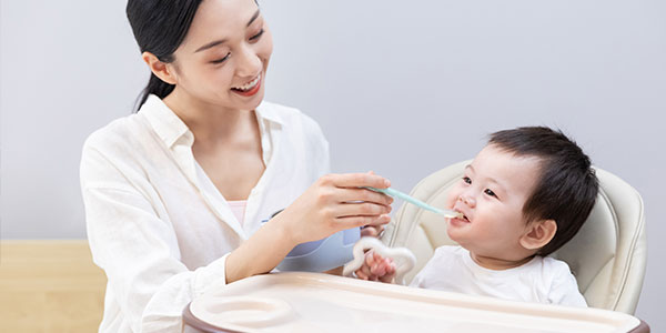 喂嬰兒吃飯