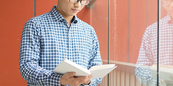 走廊看書