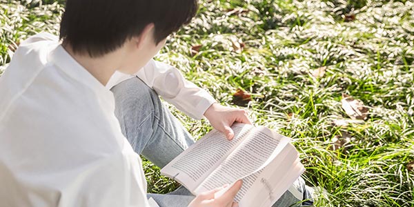 草地看書