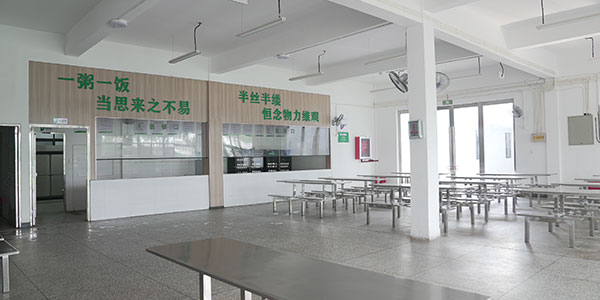 飯?zhí)? /><br />
</strong> 
</p>
<p>
	<strong>【機構特色】：</strong> 
</p>
<p>
	<strong>1、全面的心理支持</strong> 
</p>
<p>
	通過多種心理輔導技術，如認知行為療法、情緒管理技巧、自我評估等，幫助學員全面提高心理素質。
</p>
<p>
	<strong>2、豐富的實踐機會</strong> 
</p>
<p>
	正苗啟德教育提供多種形式的實踐活動，如角色扮演、小組討論等，幫助學員在實踐中應用所學知識，提高解決問題的實際能力。
</p>
<p>
	<strong>3、家庭與學校合作</strong> 
</p>
<p>
	家校溝通平臺讓家長可以隨時了解孩子的學習和心理狀況，及時調整家庭教育方式。
</p>
<p>
	<strong>【師資力量】：</strong> 
</p>
<p style=