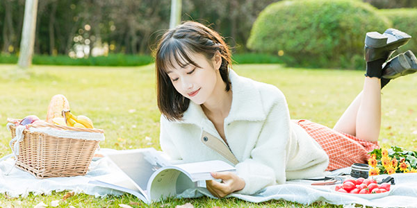 草坪看書