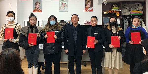 昊昊美妝結(jié)課合照