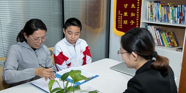 洽談
