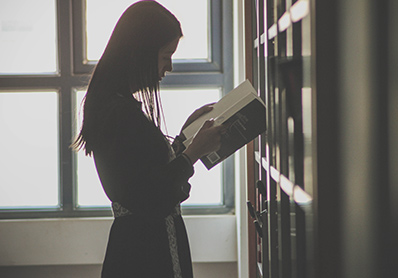 正在看書的女生