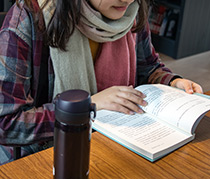 正在圖書館看書的女生