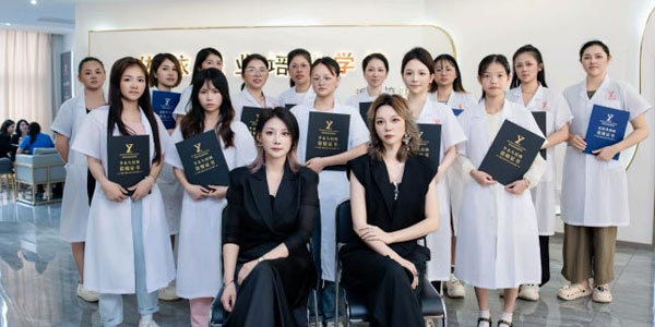 美容培訓(xùn)課程師生合照