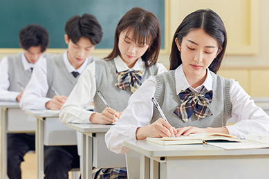 準(zhǔn)備參加雅思考試的高中生和大學(xué)生。