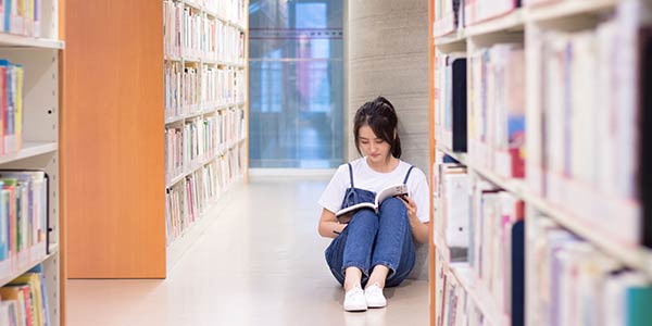 圖書館看書