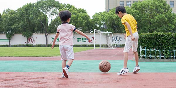 戶外踢球