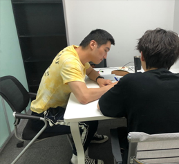 洽談