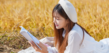 麥田上看書