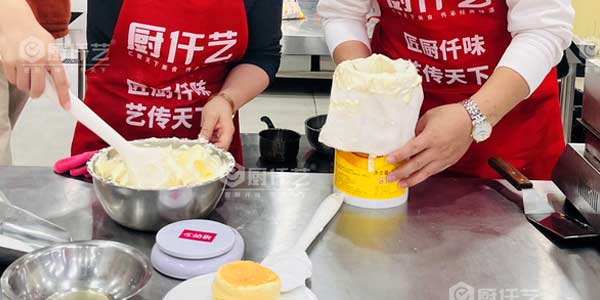 打奶油