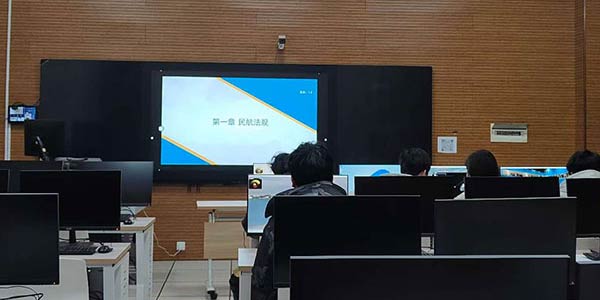 課室