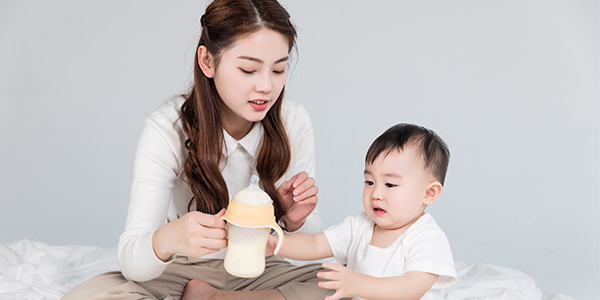 寶寶在喝奶