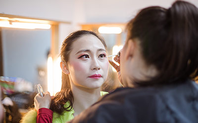 不同場(chǎng)合妝容的色彩飽和度如何把控？