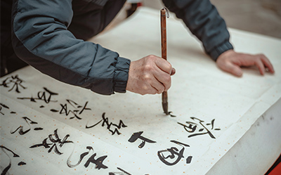 書法藝考中，對考生握筆姿勢和書寫習慣有硬性要求嗎？書法藝考是否有年齡限制？