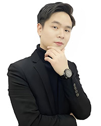 張藝?yán)蠋? /> 
</p>
<p>
 <strong>張藝?yán)蠋?/strong> 
</p>
<p>
 <strong>老師簡介：</strong>作為博藝美發(fā)學(xué)院認(rèn)證導(dǎo)師，憑借多年沙龍實戰(zhàn)與教學(xué)經(jīng)驗，深耕燙發(fā)、染發(fā)教學(xué)培訓(xùn)。專注微潮色、潮色等染發(fā)實戰(zhàn)技術(shù)，擅長解決染發(fā)疑難問題，授課方式獨特，化繁為簡，以幽默風(fēng)趣、親和有感染力的風(fēng)格，讓學(xué)員掌握看圖調(diào)色、改色等染發(fā)技能。
</p>
        </div>
        <div   id=
