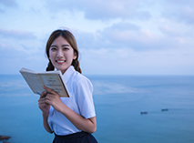 海邊看書