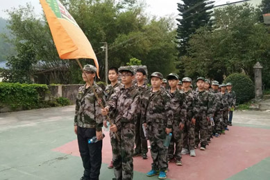 參加軍事夏令營