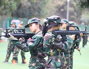 接觸軍事武器