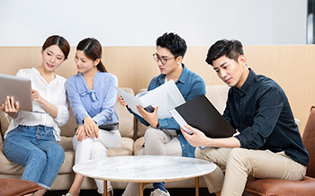 步入社會(huì)的大學(xué)生或高中生，想要多一技之長，為將來做準(zhǔn)備者。