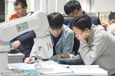 犀灵机器人培训教学课程来源于工业机器人的实际应用。
