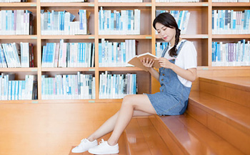 實景雅思口語模擬，每人享有充分口語訓(xùn)練機會，老師授課，確保學(xué)習(xí)效果。