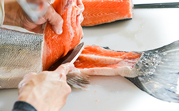 鱼类的切割艺术；刺身的摆盘；日本刀具的特点，与中国刀之异同；日本料理常用鱼类，海产品的介绍